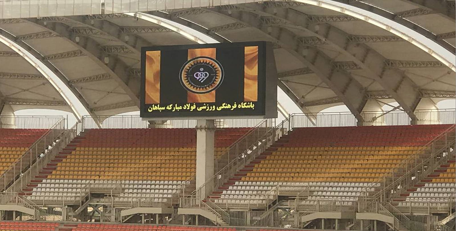 اسکوربرد ورزشگاه برای نمایش امتیازات ، زمان مسایقه و تصاویر مسابقه مانند صحنه های حساس ولوگو های تیم های مختلف استفاده می شود. اسکوربرد ورزشگاهی امروزه در ورزشگاه های روز دنیا بصورت تلویزیون های LED استفاده می شود. تراکم پیکسلی این نمایشر های LED بر اساس فاصله جایگاه نمایشگر تا تماشاگر متفاوت است. در ورزشگاه های بزرگ نقش اسکوربورد ها در کیفیت استفاده تماشاگران نقش بسیار مهمی دارد. زیرا بسیاری از تصاویر مسابقه برای تمامی تماشاگران کاملا در دسترس نیست. اسکوربرد های LEDاین قابلیت را به تماشگران می دهد تا از تمامی اتفاقات درون زمین مطلع شوند و لذت بیشتری از مسابقات خواهند برد. نداشتن اسکوربرد در ورزشگاه های بزرگ امروزه نقص بزرگی محسوب می شود و اهمیت بالایی در رتبه بندی ورزشگاه ها دارد.