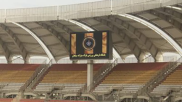 اسکوربرد ورزشگاه برای نمایش امتیازات ، زمان مسایقه و تصاویر مسابقه مانند صحنه های حساس ولوگو های تیم های مختلف استفاده می شود. اسکوربرد ورزشگاهی امروزه در ورزشگاه های روز دنیا بصورت تلویزیون های LED استفاده می شود. تراکم پیکسلی این نمایشر های LED بر اساس فاصله جایگاه نمایشگر تا تماشاگر متفاوت است. در ورزشگاه های بزرگ نقش اسکوربورد ها در کیفیت استفاده تماشاگران نقش بسیار مهمی دارد. زیرا بسیاری از تصاویر مسابقه برای تمامی تماشاگران کاملا در دسترس نیست. اسکوربرد های LEDاین قابلیت را به تماشگران می دهد تا از تمامی اتفاقات درون زمین مطلع شوند و لذت بیشتری از مسابقات خواهند برد. نداشتن اسکوربرد در ورزشگاه های بزرگ امروزه نقص بزرگی محسوب می شود و اهمیت بالایی در رتبه بندی ورزشگاه ها دارد.