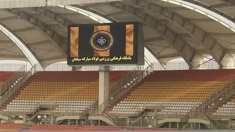 اسکوربورد وزشگاه نقش جهان اصفهان ابتدا در سال های اولیه بهره برداری ساخته و اجرا شد .اسکوربورد نقش جهان پس از گذشت چندین سال با مشکلاتی موجه شد و بدلیل عدم تامین قطعات قسمت هایی از آن کاملا خاموش شد. در سال 99 مدیریت محترم باشگاه فرهنگی ورزشی سپاهان جناب آقای ساکت ، پس از بازدید از مراکز صنعتی شرکت نواندیشان ، قراردادی مبنی بر تعمیر و نگهداری این اسکوربورد منعقد کرد و این اسکوربورد با اضافه شدن قابلیت های اصولی همچنین تعمیر کامل دوباره جلوه خاصی به این ورزشگاه بخشید.