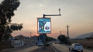 تابلو های متغیر خبری یا variable message sign نمایش دهنده پیام های ترافیکی از مرکز کنترل ترافیک شهر ها می باشد که بصورت سازه های دروازه ای یا ال شکل با نمایشگر LED روی اتوبان ها و معبر های پر تردد اجرا می شود. تابلو VMS برای پیام های ترافیکی نظیر طرح های زوج و فرد ، سرعت های غیر مجاز ، مسیر های مسدود ، توصیه های جاده ای و سایر پیام ها بدون محدودیت می باشد . تابلو های VMS یا از طریق کاربر در مرکز کنترل ترافیک یا بصورت هوشمند پیام ها را دریافت می کند.