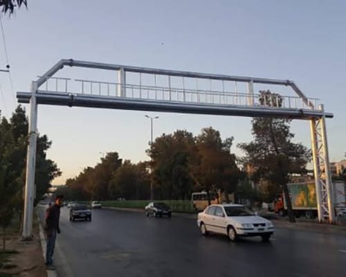 تابلو های متغیر خبری یا variable message sign نمایش دهنده پیام های ترافیکی از مرکز کنترل ترافیک شهر ها می باشد که بصورت سازه های دروازه ای یا ال شکل با نمایشگر LED روی اتوبان ها و معبر های پر تردد اجرا می شود. تابلو VMS برای پیام های ترافیکی نظیر طرح های زوج و فرد ، سرعت های غیر مجاز ، مسیر های مسدود ، توصیه های جاده ای و سایر پیام ها بدون محدودیت می باشد . تابلو های VMS یا از طریق کاربر در مرکز کنترل ترافیک یا بصورت هوشمند پیام ها را دریافت می کند.