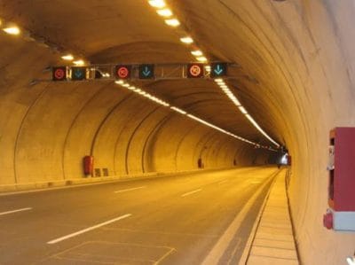 تابلو VMS تونلی نمایشدهنده هشدار ایمنی و وضعیت عبور در داخل تونل.