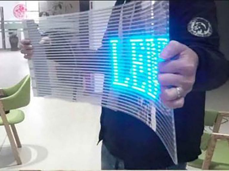 تلویزیون شهری منحنی نسل جدیدی تلویزیون های شهری هستند که برای مکان ها بدون زاویه و غیر مسطح استفاده می شود. با پیشرفت فناوری برد های التکرونیک منحنی و انعطاف پذیر ، صنعت LED نیز با بهره ازین تکنولوژی تولید ماژول های led منحنی را در بازار گسترش داده است . این نمایشگر ها بدلیل شکل ظاهری نا مسطح ، نسبت به سایر تلویزیون های شهری جلوه بصری ویژه ای دارد و جذب مخاطب می کند. نمایشگر های LED انواع مختلفی دارد که در شرکت نواندیشان از اولین واردکنندگان این محصول در کشور می باشد. برای آشنایی با این نمایشگر های جدید و جذاب همین صفحه را مطالعه کنید.