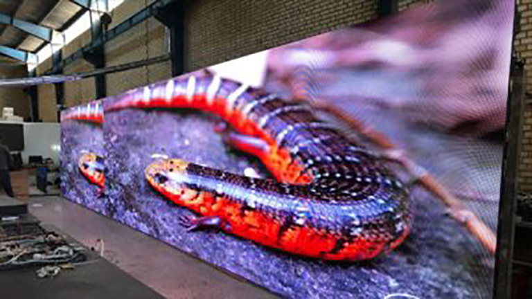 تلویزیون شهری داخل سالن ، ابزاری جدید برای نمایش محتوا در سالن های همایش و سالن های کنفرانس می باشد و جایگزین ویدیو پروژکتور های پرده ای شده است. این سیستم ها با شدت نور پایین تر نسبت به تلویزیون شهری های فضای باز و رفرش بیشتر مانع خستگی چشم می شود و ویژگی های مثبت بیشتری نسبت به سایر سیستم ها دارد. در نمایشگر های LED داخل سالن ، دات پیچ یا همان تراکم پیکسلی بطور متوسط از تلویزیون های فضای باز کمتر است و پیوستگی تصویر از فاصله های نزدیک تری احساس می شود. این نوع نمایشگر سبکی مدرن با امکانات ویژه برای سالن های جدید و روز دنیا می باشد.