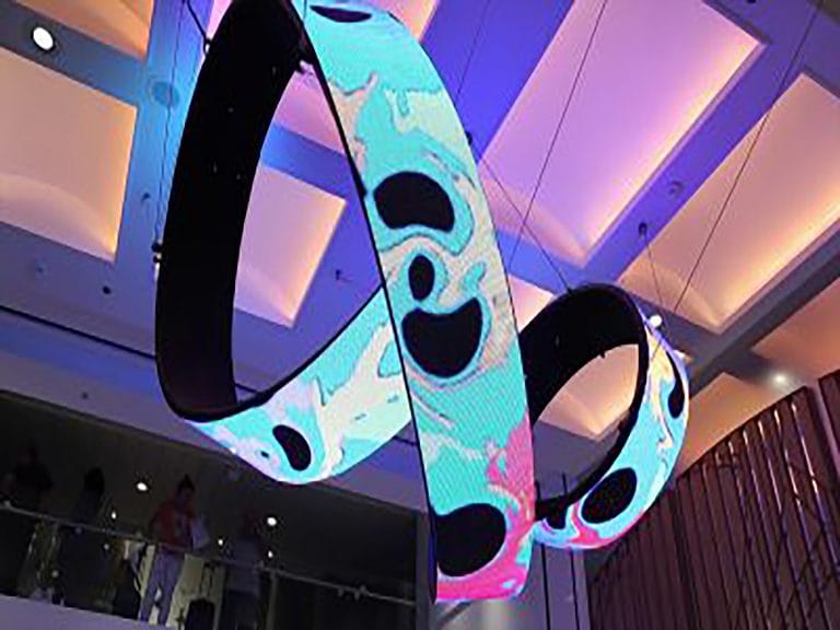 تلویزیون شهری منحنی نسل جدیدی تلویزیون های شهری هستند که برای مکان ها بدون زاویه و غیر مسطح استفاده می شود. با پیشرفت فناوری برد های التکرونیک منحنی و انعطاف پذیر ، صنعت LED نیز با بهره ازین تکنولوژی تولید ماژول های led منحنی را در بازار گسترش داده است . این نمایشگر ها بدلیل شکل ظاهری نا مسطح ، نسبت به سایر تلویزیون های شهری جلوه بصری ویژه ای دارد و جذب مخاطب می کند. نمایشگر های LED انواع مختلفی دارد که در شرکت نواندیشان از اولین واردکنندگان این محصول در کشور می باشد. برای آشنایی با این نمایشگر های جدید و جذاب همین صفحه را مطالعه کنید.