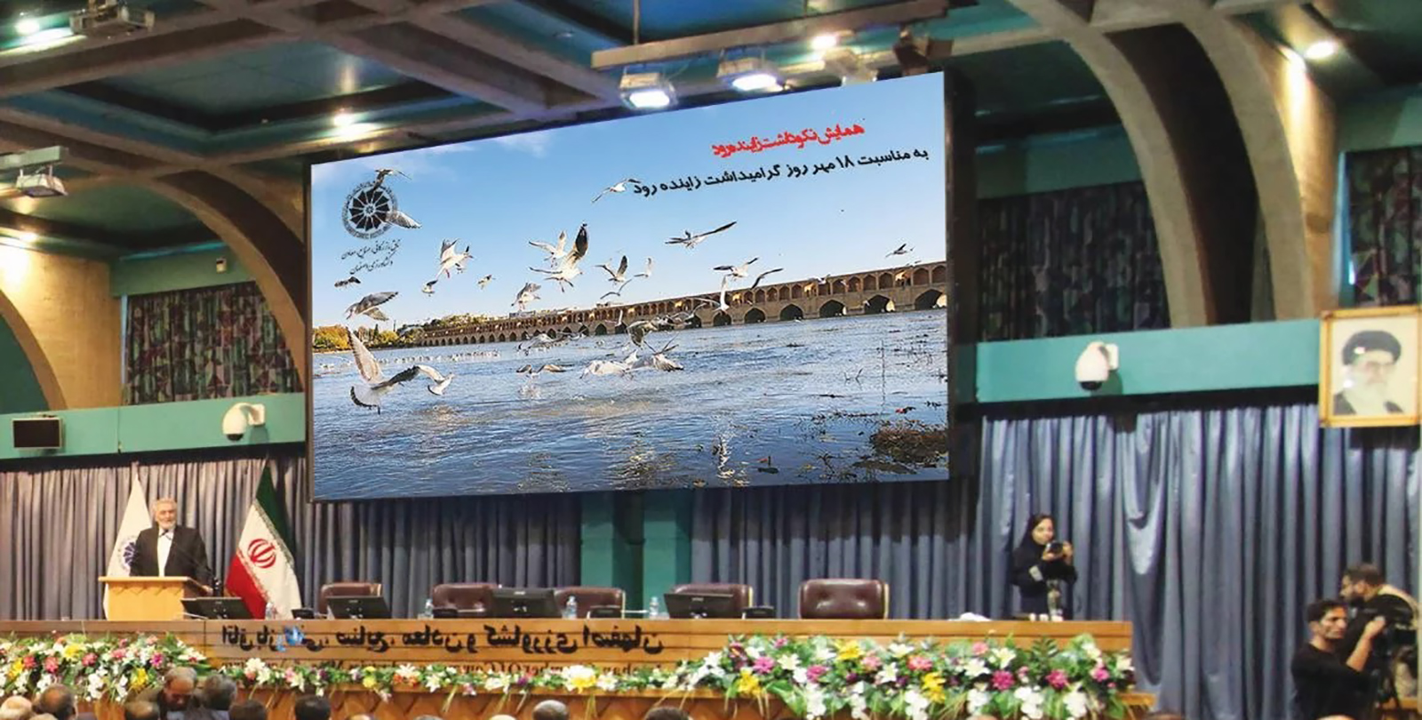 تلویزیون شهری داخل سالن ، ابزاری جدید برای نمایش محتوا در سالن های همایش و سالن های کنفرانس می باشد و جایگزین ویدیو پروژکتور های پرده ای شده است. این سیستم ها با شدت نور پایین تر نسبت به تلویزیون شهری های فضای باز و رفرش بیشتر مانع خستگی چشم می شود و ویژگی های مثبت بیشتری نسبت به سایر سیستم ها دارد. در نمایشگر های LED داخل سالن ، دات پیچ یا همان تراکم پیکسلی بطور متوسط از تلویزیون های فضای باز کمتر است و پیوستگی تصویر از فاصله های نزدیک تری احساس می شود. این نوع نمایشگر سبکی مدرن با امکانات ویژه برای سالن های جدید و روز دنیا می باشد.