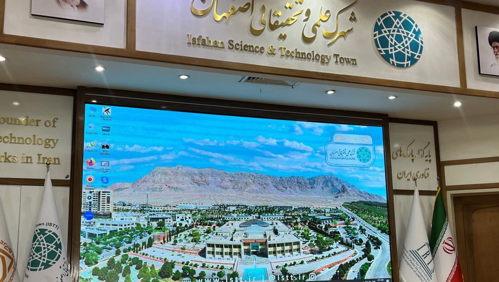 یک نمایشگر پیشرفته در شهرک علمی و تحقیقاتی اصفهان به بهرهبرداری رسید. این پروژه توسط شرکت نواندیشان هوشمند سپاهان ساخته و اجرا شده و شامل بیش از 500 متر مربع نمایشگر و 12 متر مربع نمایشگر منحنی است که برای انواع کاربردهای علمی، آموزشی و تحقیقاتی قابل استفاده میباشد.