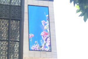 2 عدد نمایشگر در نمای فضای داخل و خارج عمارت گلدسته واقع در خیابان پاسداران نبش خیابان آمادگاه اصفهان در سال 1401 به سفارش شرکت سرمایه گذاری عمران و توسعه اوج سپهر اصفهان به نمایندگی آقای علیرضا شاهرخی مدیرعامل و نایب رئیس هیات مدیره با ابعاد 30 مترمربع نمایشگر فضای داخل با تراکم پیکسلی P2 و فضای خارج با تراکم پیکسلی P3 به همراه نصب و راه اندازی و نمایش تصویر روی نمایشگرها از طریق اتاق فرمان توسط شرکت نواندیشان هوشمند سپاهان ساخته و اجرا شده است.