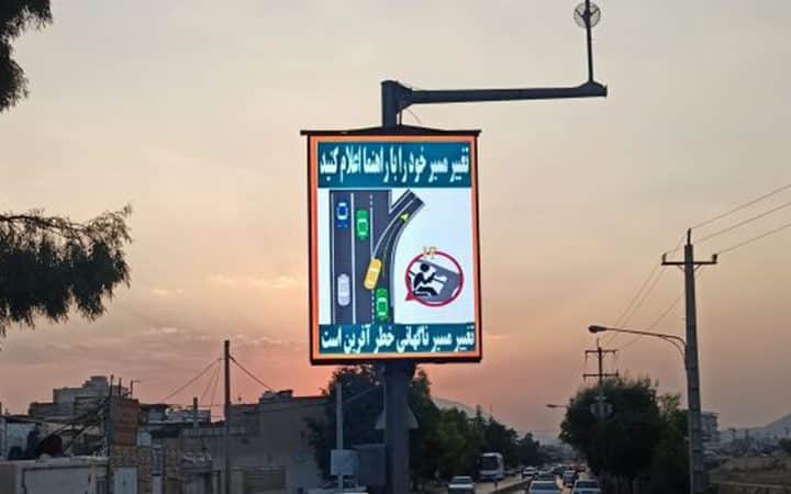 نمایشگر vms  کنترل حمل و نقل و ترافیک شهرداری شیراز در سال 1401 به سفارش شهرداری شیراز به نمایندگی آقای مسعود طهماسبی معاون حمل و نقل و ترافیک ، شهردار شیراز با ابعاد 150 مترمربع با تراکم پیکسلی P8 به همراه نصب و راه اندازی و عملیات عمرانی مربوط به تابلوهای متغیر خبری در مسیر کنارگذرهای شهر شیراز توسط شرکت نواندیشان هوشمند سپاهان ساخته و اجرا شده است.