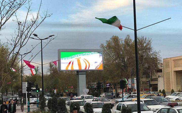 تلویزیون شهری میدان امام حسین اصفهان (دروازه دولت) در نیمه دوم سال 99 ، به سفارش شهرداری اصفهان آغاز شده است. این پروژه در 40 متر مربع مفید با تراکم پیکسلی P5 در ابتدای خیابان خیابان تختی به سمت خیابان چهارباغ اجرا خواهد شد. این تلویزیون شهری بزرگترین تلویزیون شهری اصفهان از لحاظ پیکسلی محسوب می شود. این پروژه هم اکنون در مرحله ساخت و تست کابینت های LED می باشد و سازه آن در محل اجرای پروژه نصب گردیده است . تلویزیون شهری میدان امام حسین اصفهان توسط شرکت نواندیشان هوشمند سپاهان ساخته و اجرا شده است.