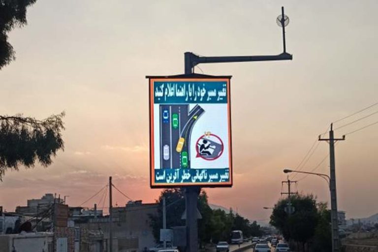 نمایشگر vms  کنترل حمل و نقل و ترافیک شهرداری شیراز در سال 1401 به سفارش شهرداری شیراز به نمایندگی آقای مسعود طهماسبی معاون حمل و نقل و ترافیک ، شهردار شیراز با ابعاد 150 مترمربع با تراکم پیکسلی P8 به همراه نصب و راه اندازی و عملیات عمرانی مربوط به تابلوهای متغیر خبری در مسیر کنارگذرهای شهر شیراز توسط شرکت نواندیشان هوشمند سپاهان ساخته و اجرا شده است.