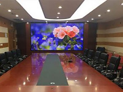 تلویزیون شهری داخل سالن ، ابزاری جدید برای نمایش محتوا در سالن های همایش و سالن های کنفرانس می باشد و جایگزین ویدیو پروژکتور های پرده ای شده است. این سیستم ها با شدت نور پایین تر نسبت به تلویزیون شهری های فضای باز و رفرش بیشتر مانع خستگی چشم می شود و ویژگی های مثبت بیشتری نسبت به سایر سیستم ها دارد. در نمایشگر های LED داخل سالن ، دات پیچ یا همان تراکم پیکسلی بطور متوسط از تلویزیون های فضای باز کمتر است و پیوستگی تصویر از فاصله های نزدیک تری احساس می شود. این نوع نمایشگر سبکی مدرن با امکانات ویژه برای سالن های جدید و روز دنیا می باشد.