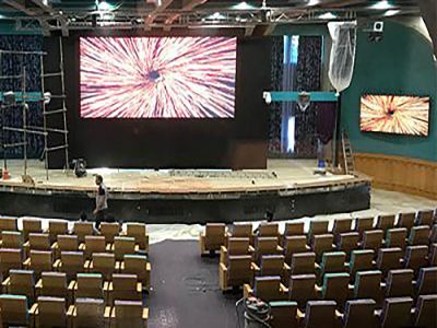 تلویزیون شهری داخل سالن ، ابزاری جدید برای نمایش محتوا در سالن های همایش و سالن های کنفرانس می باشد و جایگزین ویدیو پروژکتور های پرده ای شده است. این سیستم ها با شدت نور پایین تر نسبت به تلویزیون شهری های فضای باز و رفرش بیشتر مانع خستگی چشم می شود و ویژگی های مثبت بیشتری نسبت به سایر سیستم ها دارد. در نمایشگر های LED داخل سالن ، دات پیچ یا همان تراکم پیکسلی بطور متوسط از تلویزیون های فضای باز کمتر است و پیوستگی تصویر از فاصله های نزدیک تری احساس می شود. این نوع نمایشگر سبکی مدرن با امکانات ویژه برای سالن های جدید و روز دنیا می باشد.