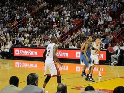 تبلیغات ورزشگاهی LED دور زمین های ورزشی از جدیدترین و موثر ترین شیوه های تبلیغات محیطی در دنیای ورزش می باشد. این نمایشگر های LED با سایر نمایشگر های LED تفاوت های بسیار زیادی دارد. در ایران با پیشرفت محیط های ورزشی و ساخت ورزشگاه های جدید ، نیاز به این تبلیغات بیشتر از گذشته احساس می شود. این نمایشگر ها شمال پنل های LED هستند که مختص این استفاده ساخته شده اند. تبلیغات ورزشگاهی دور زمین در مدت زمان های مختلف فیلم ها و عکس های مربوط به برند های مختلف را نمایش می دهد.