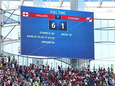 اسکوربرد ورزشگاه برای نمایش امتیازات ، زمان مسایقه و تصاویر مسابقه مانند صحنه های حساس ولوگو های تیم های مختلف استفاده می شود. اسکوربرد ورزشگاهی امروزه در ورزشگاه های روز دنیا بصورت تلویزیون های LED استفاده می شود. تراکم پیکسلی این نمایشر های LED بر اساس فاصله جایگاه نمایشگر تا تماشاگر متفاوت است. در ورزشگاه های بزرگ نقش اسکوربورد ها در کیفیت استفاده تماشاگران نقش بسیار مهمی دارد. زیرا بسیاری از تصاویر مسابقه برای تمامی تماشاگران کاملا در دسترس نیست. اسکوربرد های LEDاین قابلیت را به تماشگران می دهد تا از تمامی اتفاقات درون زمین مطلع شوند و لذت بیشتری از مسابقات خواهند برد. نداشتن اسکوربرد در ورزشگاه های بزرگ امروزه نقص بزرگی محسوب می شود و اهمیت بالایی در رتبه بندی ورزشگاه ها دارد.