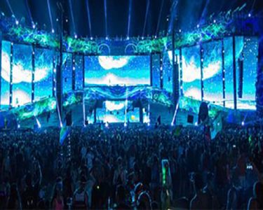 تلویزیون شهری داخل سالن ، ابزاری جدید برای نمایش محتوا در سالن های همایش و سالن های کنفرانس می باشد و جایگزین ویدیو پروژکتور های پرده ای شده است. این سیستم ها با شدت نور پایین تر نسبت به تلویزیون شهری های فضای باز و رفرش بیشتر مانع خستگی چشم می شود و ویژگی های مثبت بیشتری نسبت به سایر سیستم ها دارد. در نمایشگر های LED داخل سالن ، دات پیچ یا همان تراکم پیکسلی بطور متوسط از تلویزیون های فضای باز کمتر است و پیوستگی تصویر از فاصله های نزدیک تری احساس می شود. این نوع نمایشگر سبکی مدرن با امکانات ویژه برای سالن های جدید و روز دنیا می باشد.