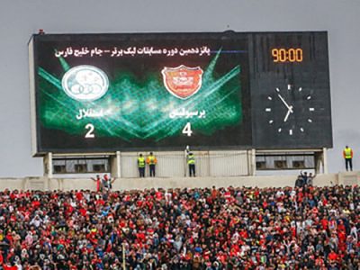 اسکوربرد ورزشگاه برای نمایش امتیازات ، زمان مسایقه و تصاویر مسابقه مانند صحنه های حساس ولوگو های تیم های مختلف استفاده می شود. اسکوربرد ورزشگاهی امروزه در ورزشگاه های روز دنیا بصورت تلویزیون های LED استفاده می شود. تراکم پیکسلی این نمایشر های LED بر اساس فاصله جایگاه نمایشگر تا تماشاگر متفاوت است. در ورزشگاه های بزرگ نقش اسکوربورد ها در کیفیت استفاده تماشاگران نقش بسیار مهمی دارد. زیرا بسیاری از تصاویر مسابقه برای تمامی تماشاگران کاملا در دسترس نیست. اسکوربرد های LEDاین قابلیت را به تماشگران می دهد تا از تمامی اتفاقات درون زمین مطلع شوند و لذت بیشتری از مسابقات خواهند برد. نداشتن اسکوربرد در ورزشگاه های بزرگ امروزه نقص بزرگی محسوب می شود و اهمیت بالایی در رتبه بندی ورزشگاه ها دارد.